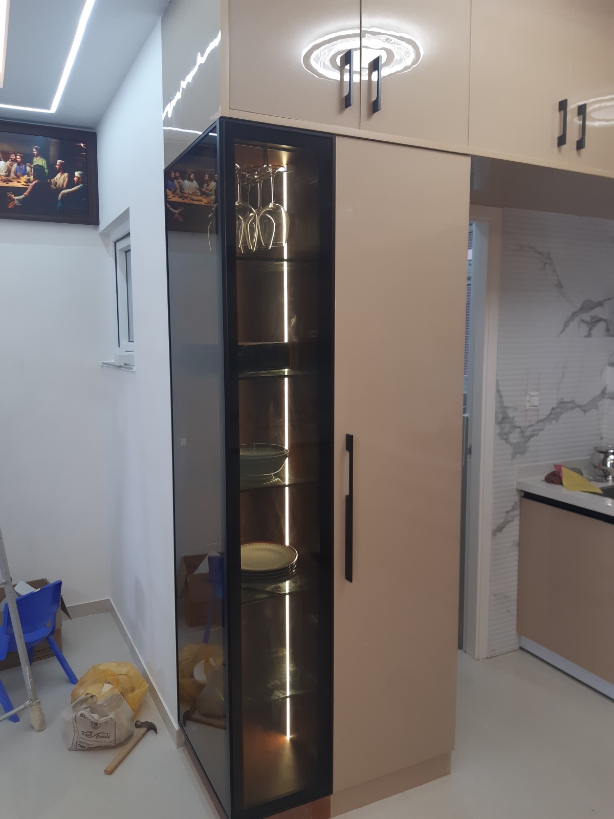 Crockery cabinet design